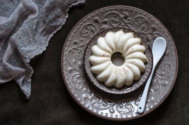 Panna cotta yoğunlaştırılmış süt ve fıstık ezmesi ile  