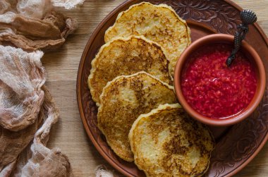 Vegan apple ve ahududu işçiler ile krep  