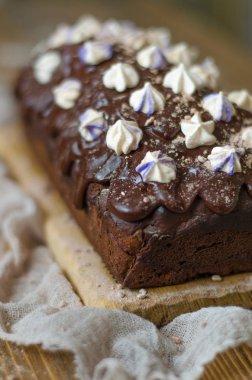 Avokado muz ve çikolata ganache ile çikolatalı kek  