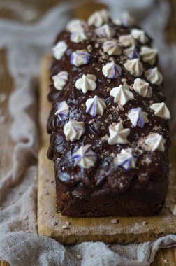 Avokado muz ve çikolata ganache ile çikolatalı kek  