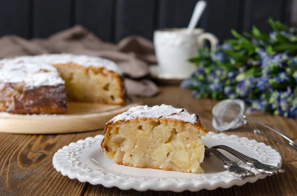 Torta vegan maçã com café e snowdrops — Fotografia de Stock