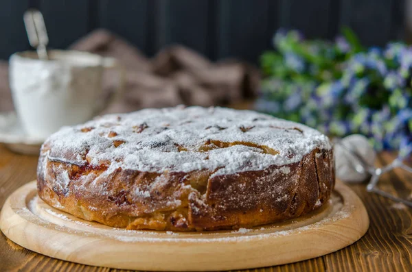 Tarta vegana de manzana con café y gotas de nieve —  Fotos de Stock