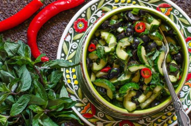 Salata salatalık zeytin biber ve nane  