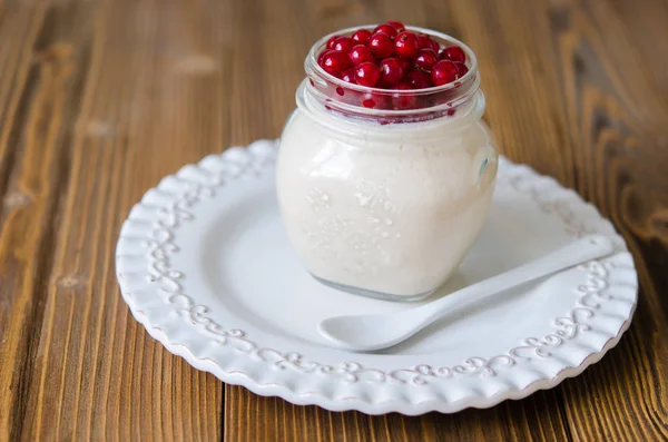 Panna cotta con miel y grosella roja —  Fotos de Stock