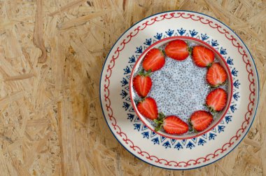 Chia puding tohumları chia süt ve çilek ile  