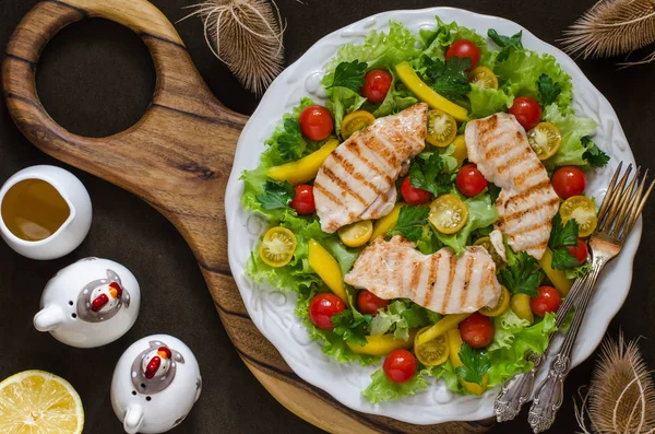 Salat mit Tomaten Paprika Hühnerfilet und Zitronendressi — Stockfoto
