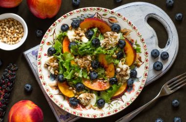 Nektarin yaban mersini mozzarella ve fındık ile salata  