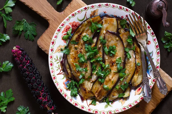 Vorspeise aus Auberginen in Honig mit Chili-Petersilie und Zitrone — Stockfoto