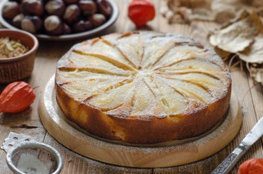 Armut vejetaryen badem yaprakları ile pasta  