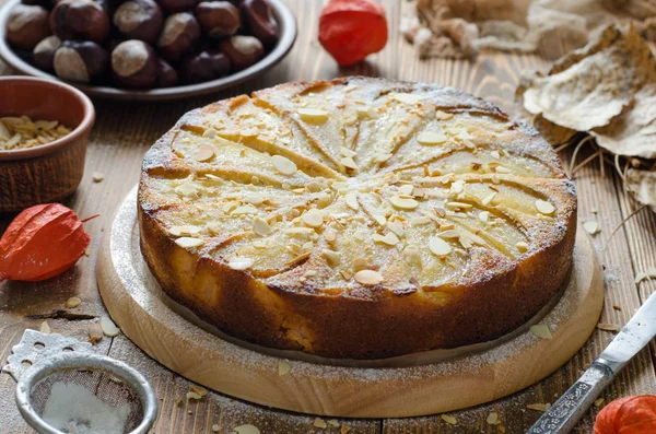 Tarta con pera vegetariana con pétalos de almendra —  Fotos de Stock