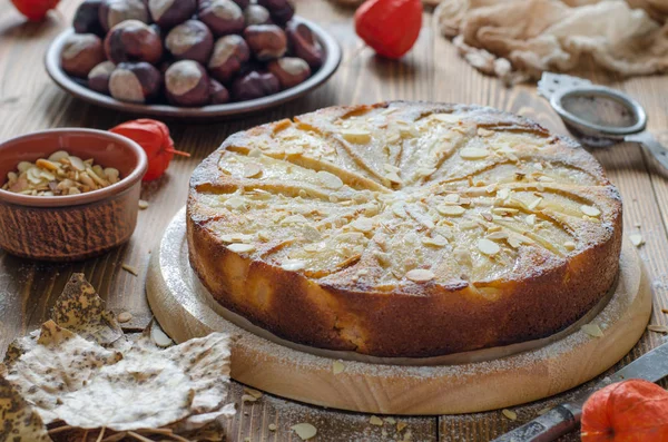 Tarta con pera vegetariana con pétalos de almendra —  Fotos de Stock