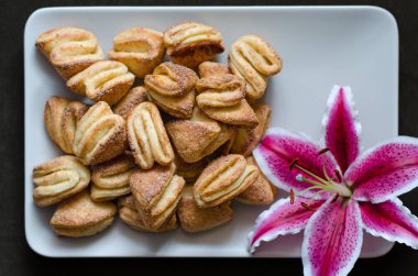 Süzme peynir ve şeker lily ile tatlılar  