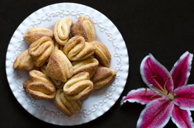 Süzme peynir ve şeker lily ile tatlılar  