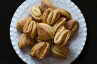 Süzme peynir ve şeker lily ile tatlılar  