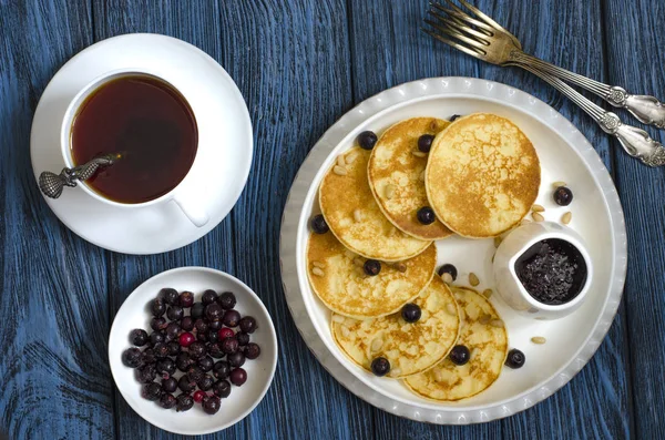 Panqueques con crema de bayas para el desayuno — Foto de Stock