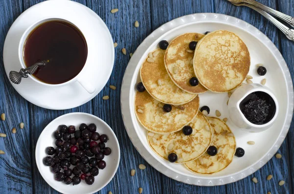 Panqueques con crema de bayas para el desayuno — Foto de Stock