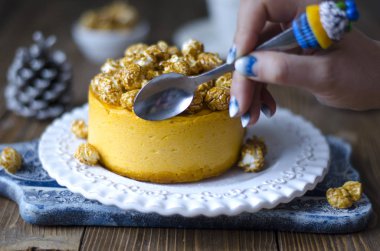 Agar agar Kuru Kayısı ve limon ile üzerinde Cheesecake  