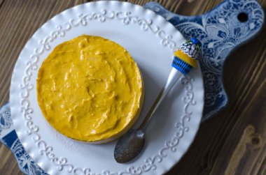 Agar agar Kuru Kayısı ve limon ile üzerinde Cheesecake  