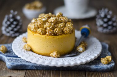 Agar agar Kuru Kayısı ve limon ile üzerinde Cheesecake  