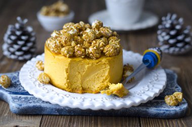 Agar agar Kuru Kayısı ve limon ile üzerinde Cheesecake  