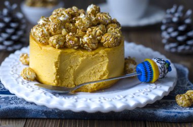 Agar agar Kuru Kayısı ve limon ile üzerinde Cheesecake  