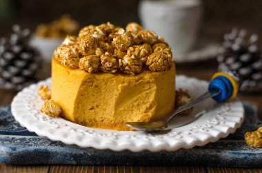 Agar agar Kuru Kayısı ve limon ile üzerinde Cheesecake  