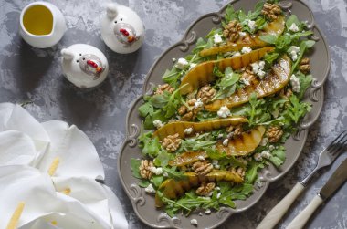 Roka mavi peynir ceviz ve ızgara armut salatası  