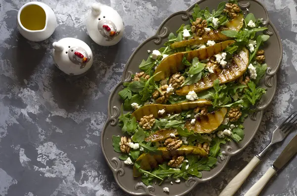 Roka mavi peynir ceviz ve ızgara armut salatası — Stok fotoğraf