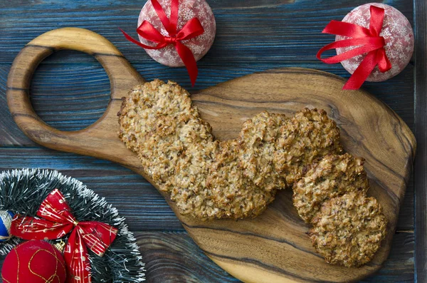 Biscuits à l'avoine avec des graines de chia et des noix sur le plateau — Photo