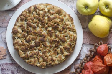 Tarçınlı rendelenmiş turta ve krema.  