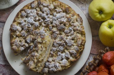 Tarçınlı rendelenmiş turta ve krema.  