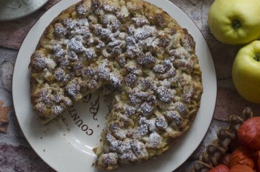 Tarçınlı rendelenmiş turta ve krema.  