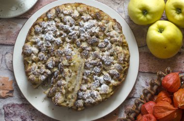 Tarçınlı rendelenmiş turta ve krema.  