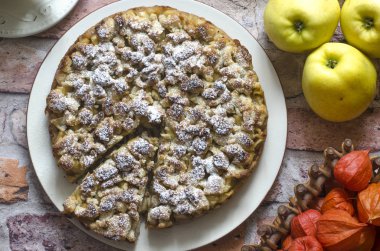 Tarçınlı rendelenmiş turta ve krema.  