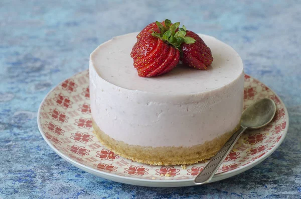 Tarta de queso de fresa sin hornear en un plato —  Fotos de Stock