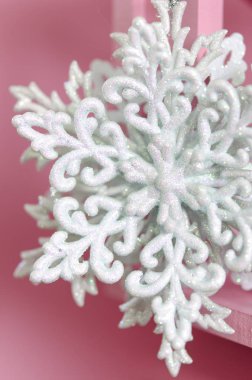 Pembe arka planda büyük beyaz kar taneleri  