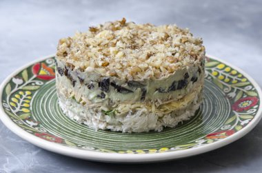 Avokado salatası ve tavuklu fındık ve erik.  