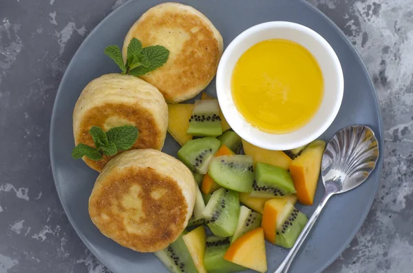 Bolos de queijo com frutas e mel para o café da manhã — Fotografia de Stock
