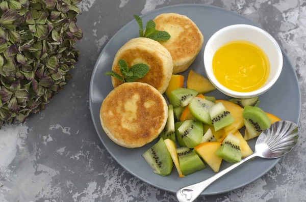 Bolos de queijo com frutas e mel para o café da manhã — Fotografia de Stock