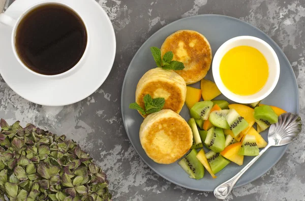 Sajttorta gyümölccsel és mézzel reggelire — Stock Fotó