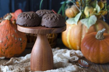 Çikolatalı tatlı, kabaklı kabak tezgahta  