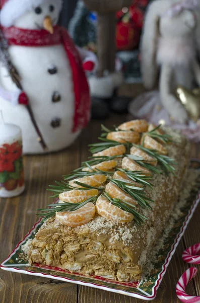 Cake with puff pastry and cream with tangerines and rosemary — Stock Photo, Image