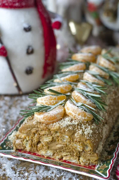 Cake with puff pastry and cream with tangerines and rosemary — 스톡 사진