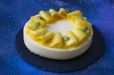 Mavi tahtada mangolu ve naneli cheesecake.  