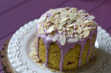 Badem yapraklı, tavşanlı ve laleli Paskalya pastası  