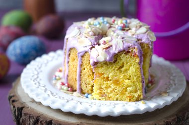 Badem yapraklı, tavşanlı ve laleli Paskalya pastası  