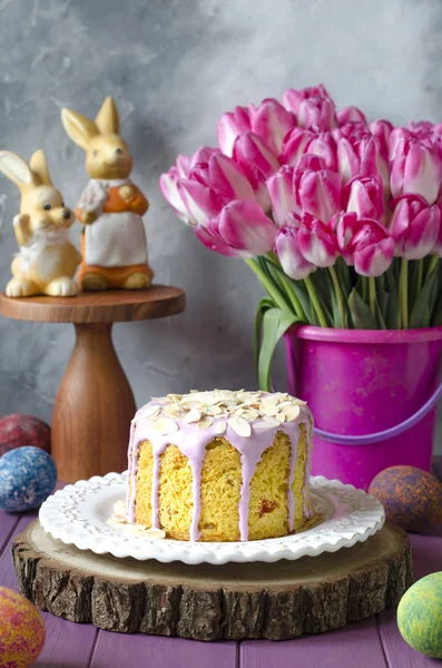 Velikonoční dort s mandlovými lístky králíci a tulipány — Stock fotografie