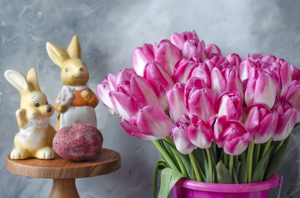 Bolo de Páscoa com pétalas de amêndoa coelhos e tulipas — Fotografia de Stock