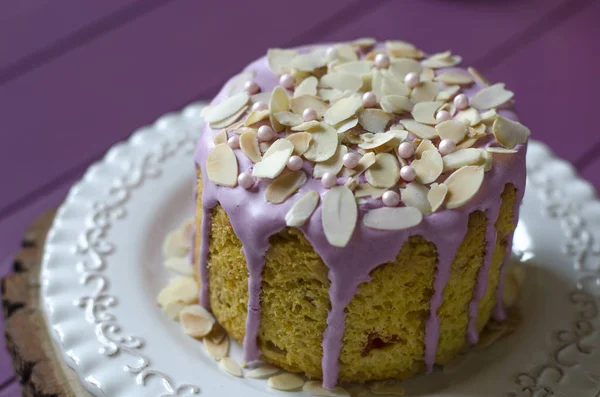 Pastel de Pascua con pétalos de almendra conejos y tulipanes —  Fotos de Stock