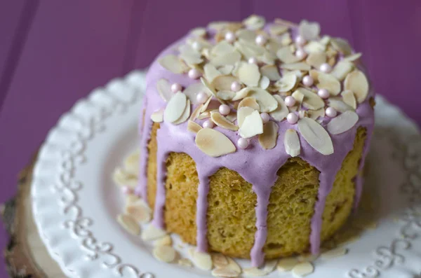 Pastel de Pascua con pétalos de almendra conejos y tulipanes —  Fotos de Stock